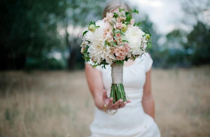 bride-balances-romantic-fall-wedding-bouquet-with-ivory-dahlias__full-carousel