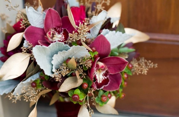 burgundy-and-soft-sage-green-wedding-bouquet__full-carousel
