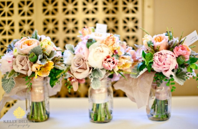luxe-textured-wedding-bouquets-in-a-row__full-carousel